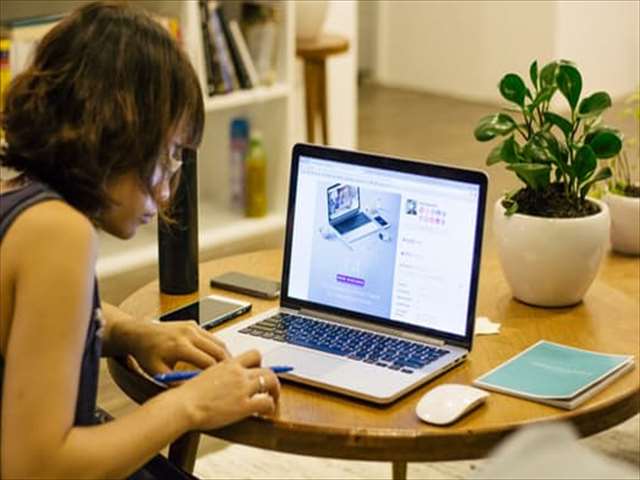 パソコンで仕事する女性